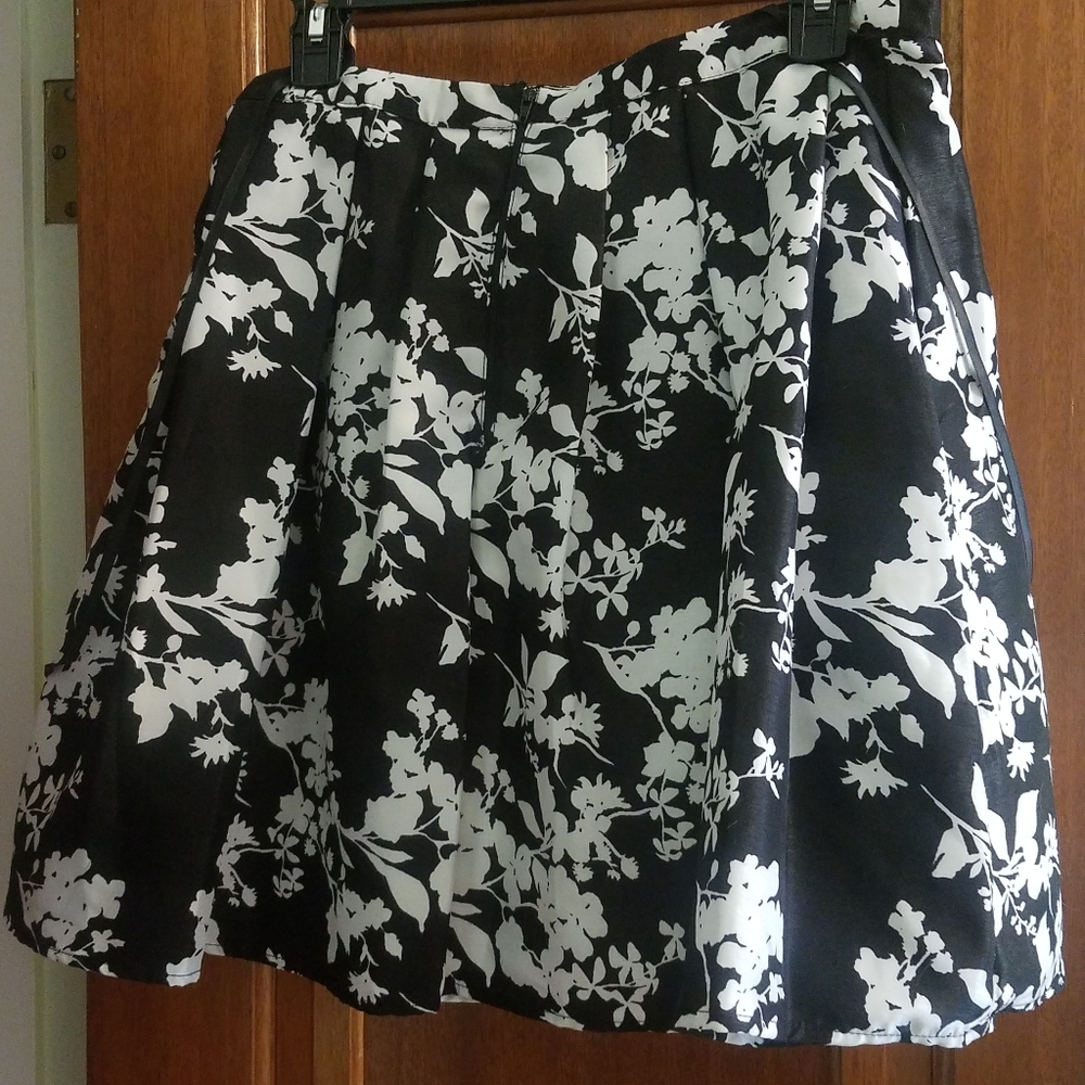 Pleated flared skirt